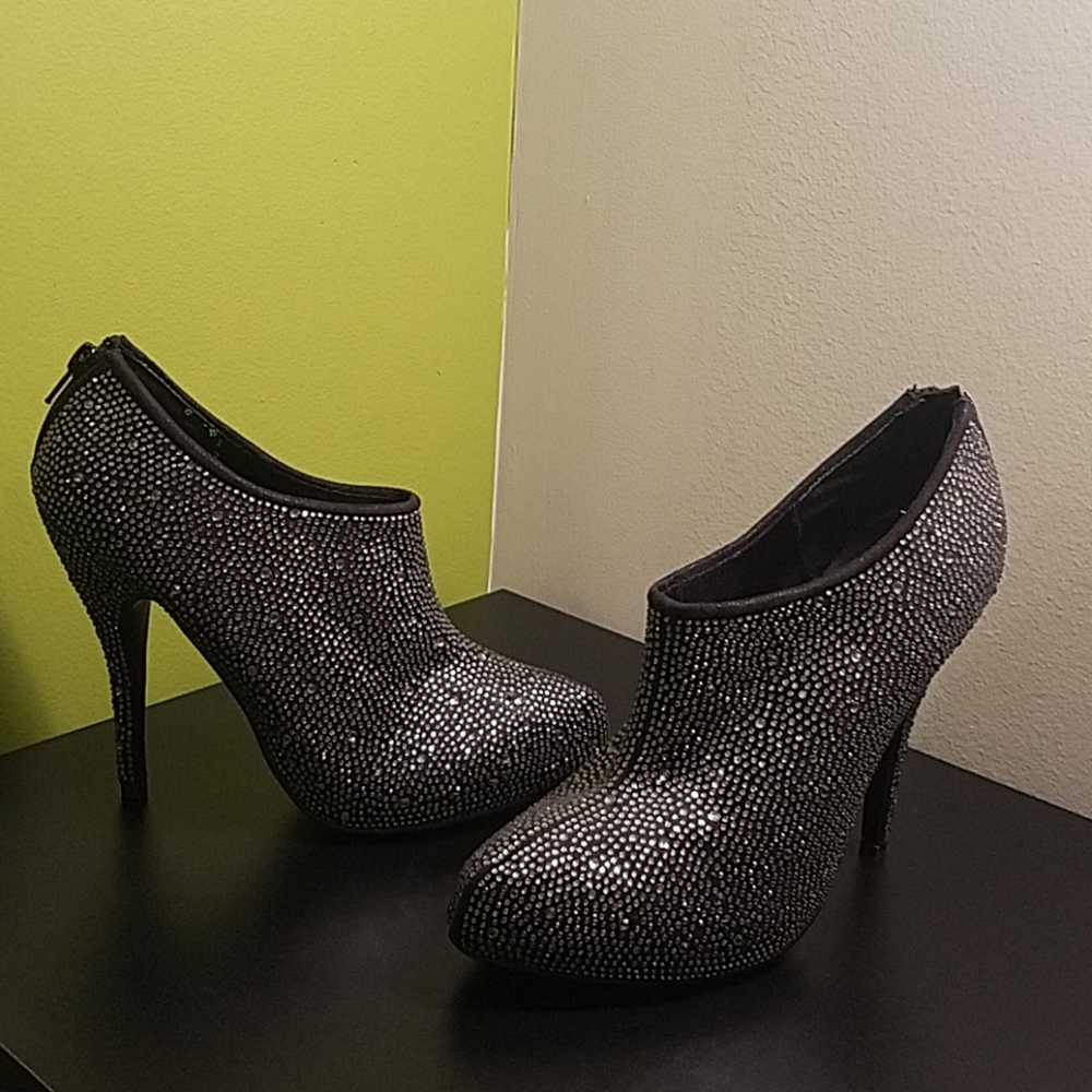 NWOT 8.5 sequin bootie